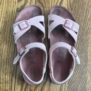 Birkenstock kids’ light pink Rio sandals, size 34. Excellent condition.